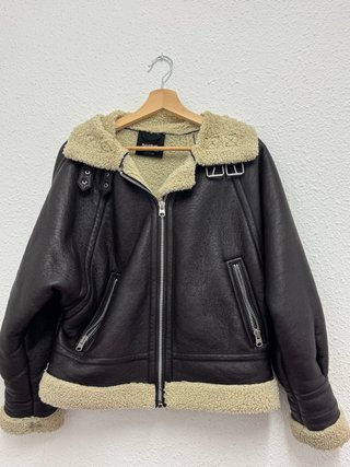 Abrigo efecto piel Pull and Bear