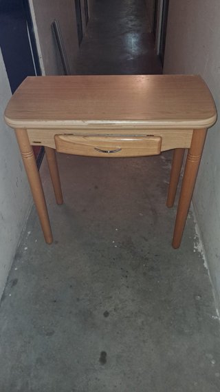 Mesa de madera con cajón y sillas