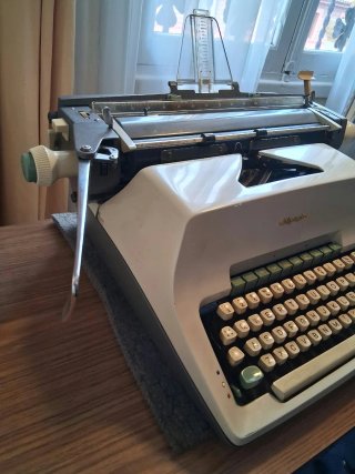 Máquina de escribir Olympia con cinta nueva