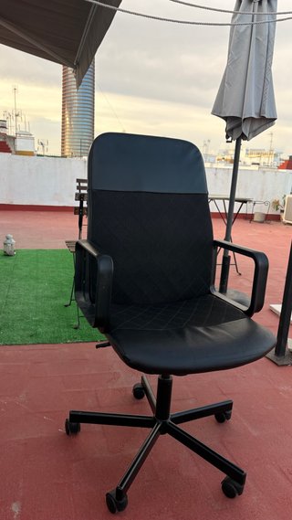 Silla de oficina negra con ruedas