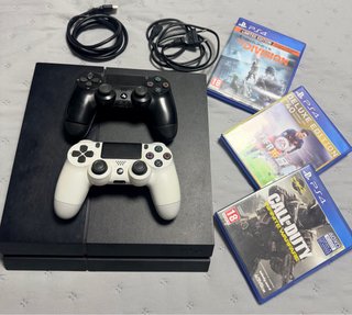 PS4 (PlayStation 4, FAT) con 2 mandos y 3 juegos.