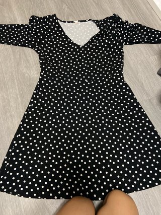 Vestido negro con lunares blancos