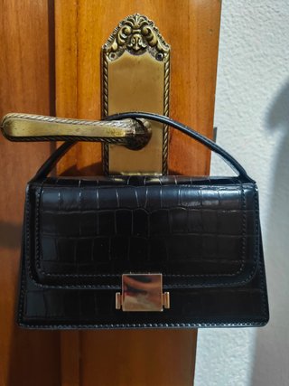 Bolso Negro con detalles dorados