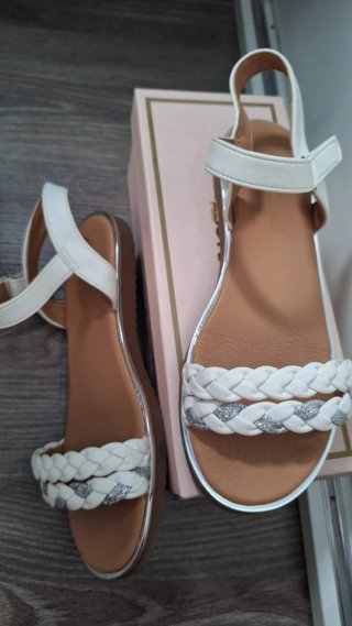 Sandalias de niña blancas