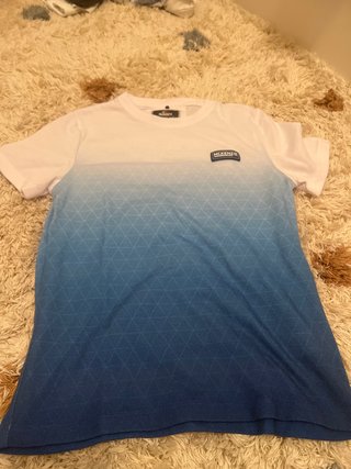 Camiseta McKenzie Azul y Blanca