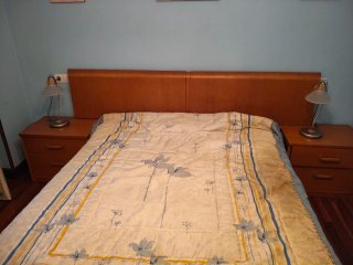 Cabecero y dos mesitas de noche de madera