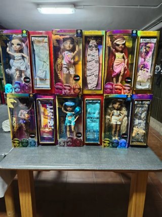 Set de 6 Muñecas Rainbow High Pacific Coast