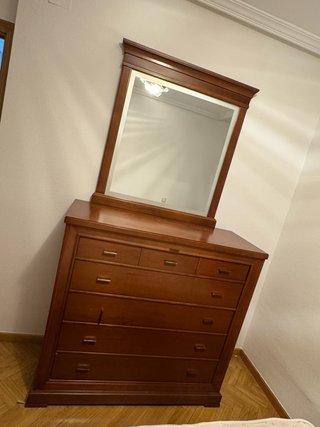 Cómoda de madera con espejo, armario y mesillas
