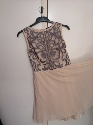Vestido de fiesta beige con bordados