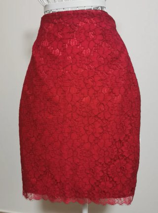 Falda de encaje roja
