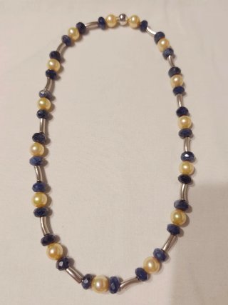 Collar de cuentas azules y beige