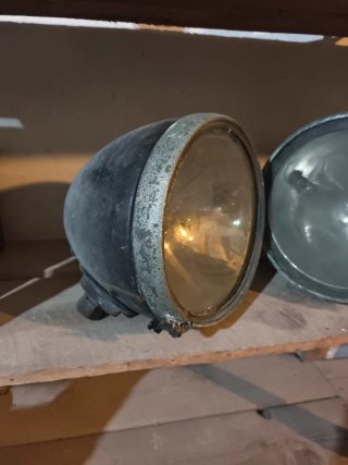 Pareja de faros de coche antiguos