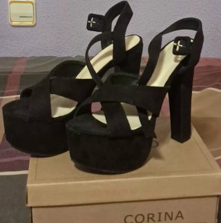 Sandalias de tacón negras.