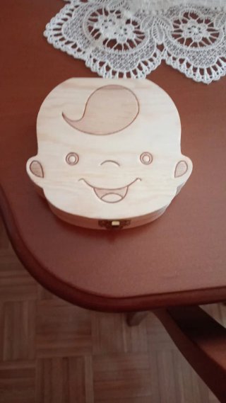 Caja de madera con forma de cara