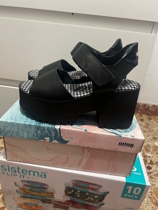 Sandalias de plataforma mtng negras