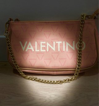 Bolso Valentino Rosa con Cadena Dorada