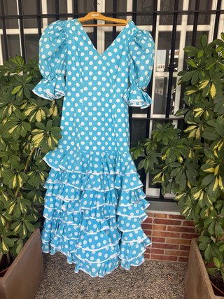 Vestido de flamenca azul con lunares blancos