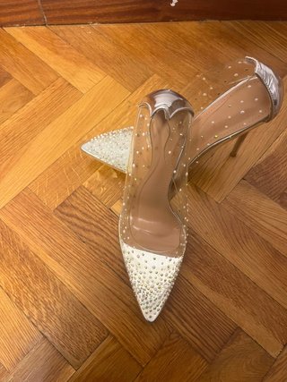 Zapatos de tacón transparentes con pedrería