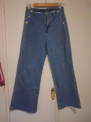 Pantalón vaquero azul con botones