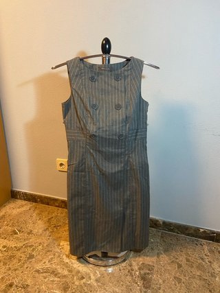 Vestido formal gris de rayas
