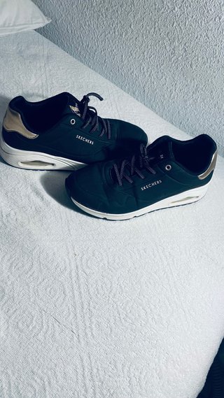 Zapatillas Skechers Negras y Doradas