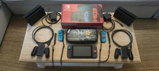 Nintendo Switch V2 + 4 Joy-Con + 2 Docks