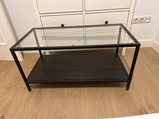 Mesa de centro con estructura metálica