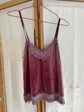 Top de terciopelo rosa con encaje