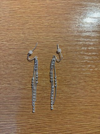 Pendientes Largos Plateados con Brillantes
