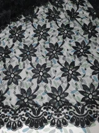 Mantilla de Encaje Negra medidas 2'60X 1'20.
