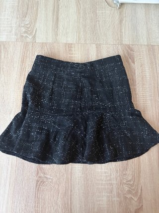 Falda negra con volante