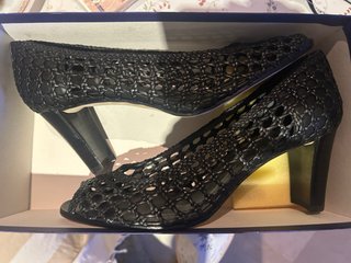 Zapatos de tacón negros trenzados