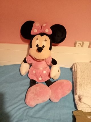Muñeco de peluche Minnie Mouse. Mide 80 cm