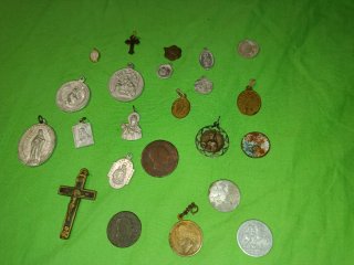 Lote de 22 medallas, colgantes y monedas