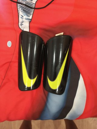 Espinilleras Nike Mercurial Negras