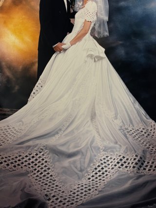 Elegante vestido de novia con cola larga labrada
