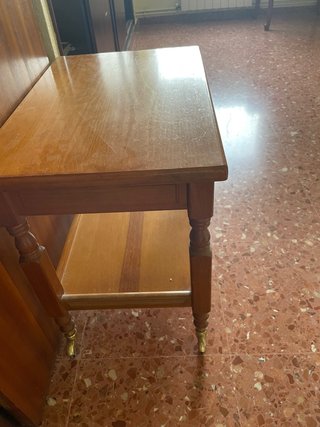 Mesa de centro de madera con ruedas