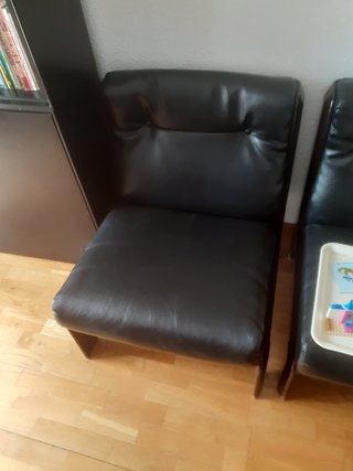 Sillón de piel negro y librería