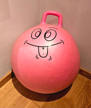 Pelota saltadora infantil rosa con asa