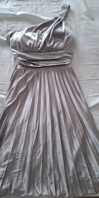 Vestido de fiesta plateado asimétrico
