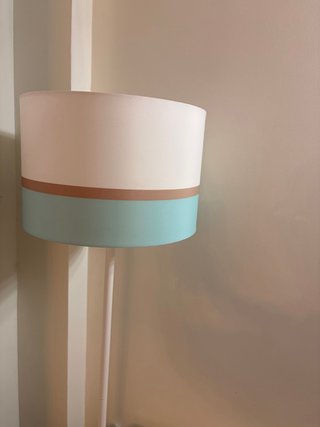 Lámpara de pie con pantalla bicolor