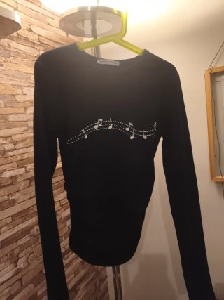 Camiseta negra Bershka con notas musicales