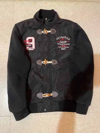 Chaqueta Negra con Cierres de Trenca