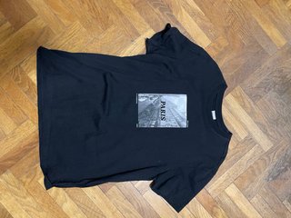 Camiseta negra Bershka con estampado Paris