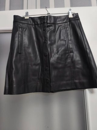 Falda de polipiel negra Stradivarius