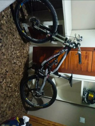 Bicicleta de Descenso YT TUES