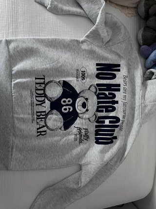 Sudadera Gris con Estampado de Oso