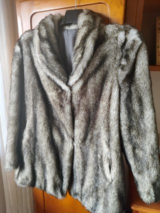 Chaquetón de pelo sintético gris y blanco
