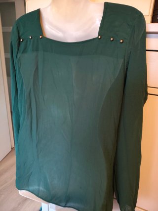 Camisa Verde con Detalles Metálicos