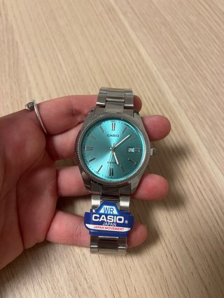 Reloj Casio Plateado con Esfera Turquesa